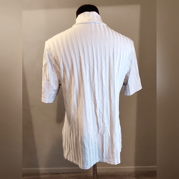 🌸 H&M 🌸 Turtle neck white tee - Picture 2 of 3